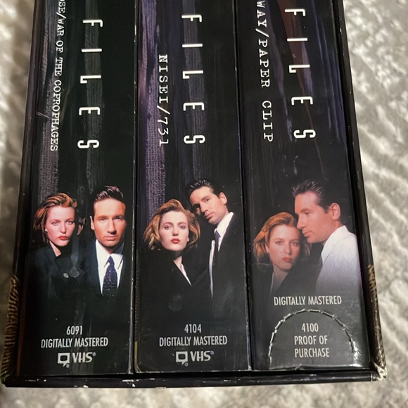 Box set for the X Files includes three VHS tapes. Digitally mastered. VGUC - Picture 3 of 11